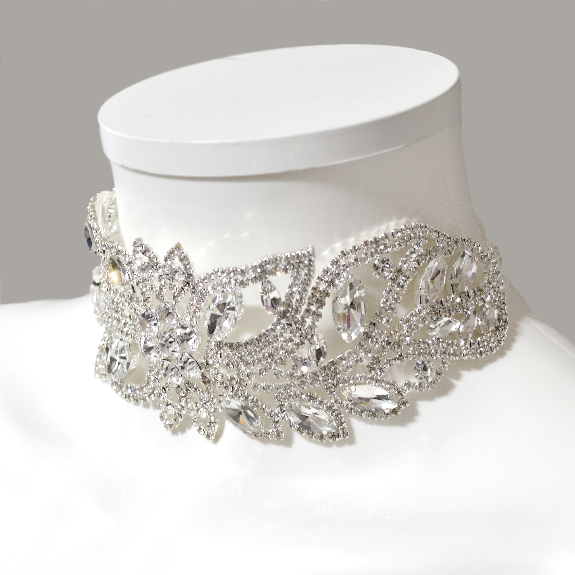 1920s style crystal choker